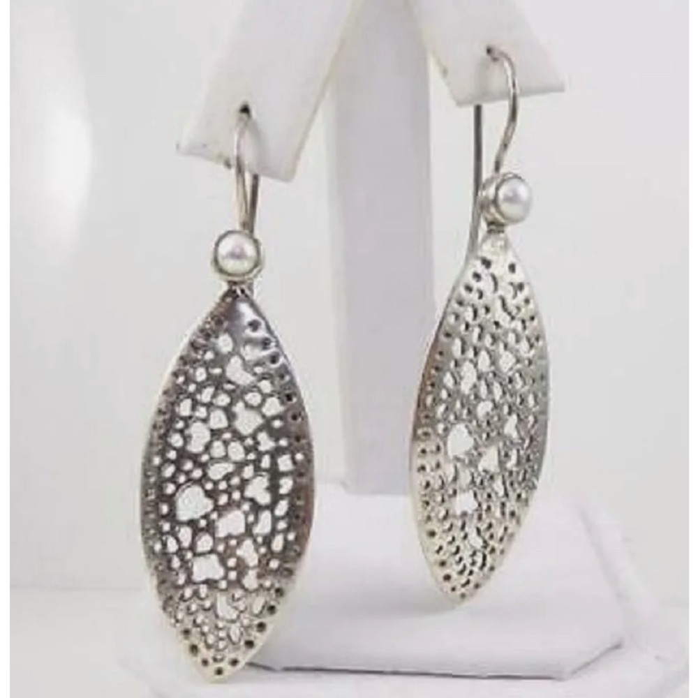 Silpada 925 Sterling Silver
Freshwater Pearl Cut Out Earrings item number 1522